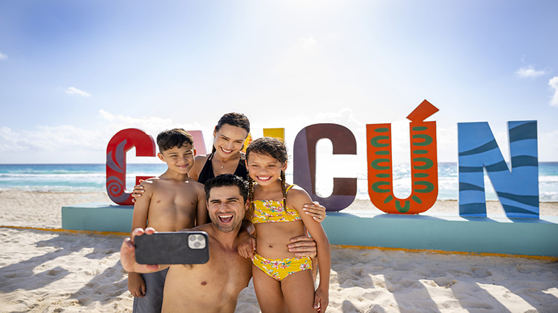 Playa Headliner Wyndham-Alltra-Cancun-Lifestyle-Family-Beach-Cancun-Sign
