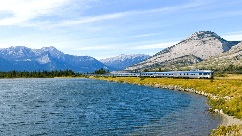 Ein Zug, der durch die kanadischen Rocky Mountains fährt