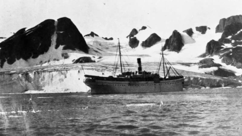 One of Hurtigruten's earliest ships, the SS Andenæs, and guests exploring Svalbard glacier in the early 1900s