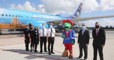 Left to right: WestJet flight crew; Sir Turtle of the Cayman Islands; Chief Officer Stran Bodden, Ministry of Tourism and Transport; and Gary Hendricks-Dominguez, Deputy Director of International Marketing and Promotions.