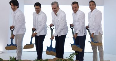 From Left to Right: President & CEO of Apple Leisure Group and Executive Vice President of Hyatt, Alejandro Reynal; Minister of Tourism, David Collado; the President of the Dominican Republic, Luis Abinader; President of Codelpa, Álvaro Peña; and resort partner, Juan Carlos Pendones commemorate the groundbreaking of Secrets Tides Punta Cana at a press conference during DATE.