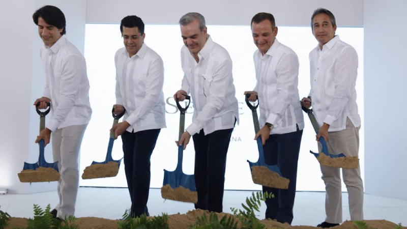 From Left to Right: President & CEO of Apple Leisure Group and Executive Vice President of Hyatt, Alejandro Reynal; Minister of Tourism, David Collado; the President of the Dominican Republic, Luis Abinader; President of Codelpa, Álvaro Peña; and resort partner, Juan Carlos Pendones commemorate the groundbreaking of Secrets Tides Punta Cana at a press conference during DATE.