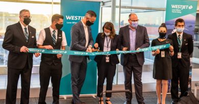 Jared Mikoch-Gerke, WestJet, Director, Government Relations and Regulatory Affairs (third from left); Janik Reigate, Greater Toronto Airport Authority, Director, Strategic Customer Relationships (middle); Gary Cox, Government of Scotland, Head of Aviation (third from right), and crew members inaugurate WestJet's new YYZ-EDI service.